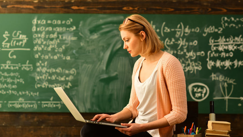 Астраханские власти предложат «земским учителям» дополнительные выплаты