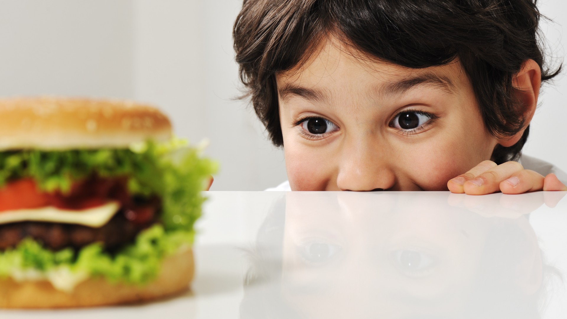 В Госдуме предложили запретить детям и подросткам младше 16 лет посещать рестораны фастфуда без родителей