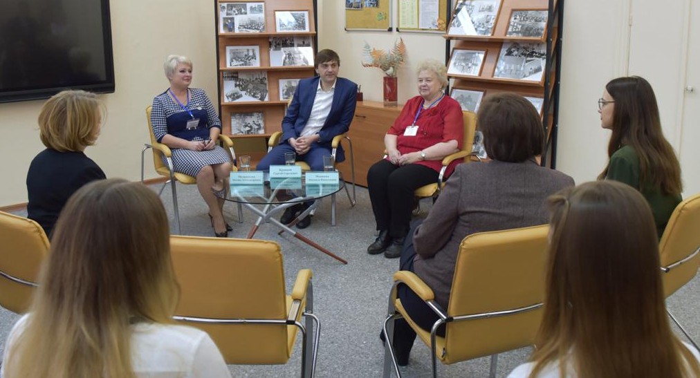 Глава Минпросвещения посетил школу, в которой начинал работать учителем математики