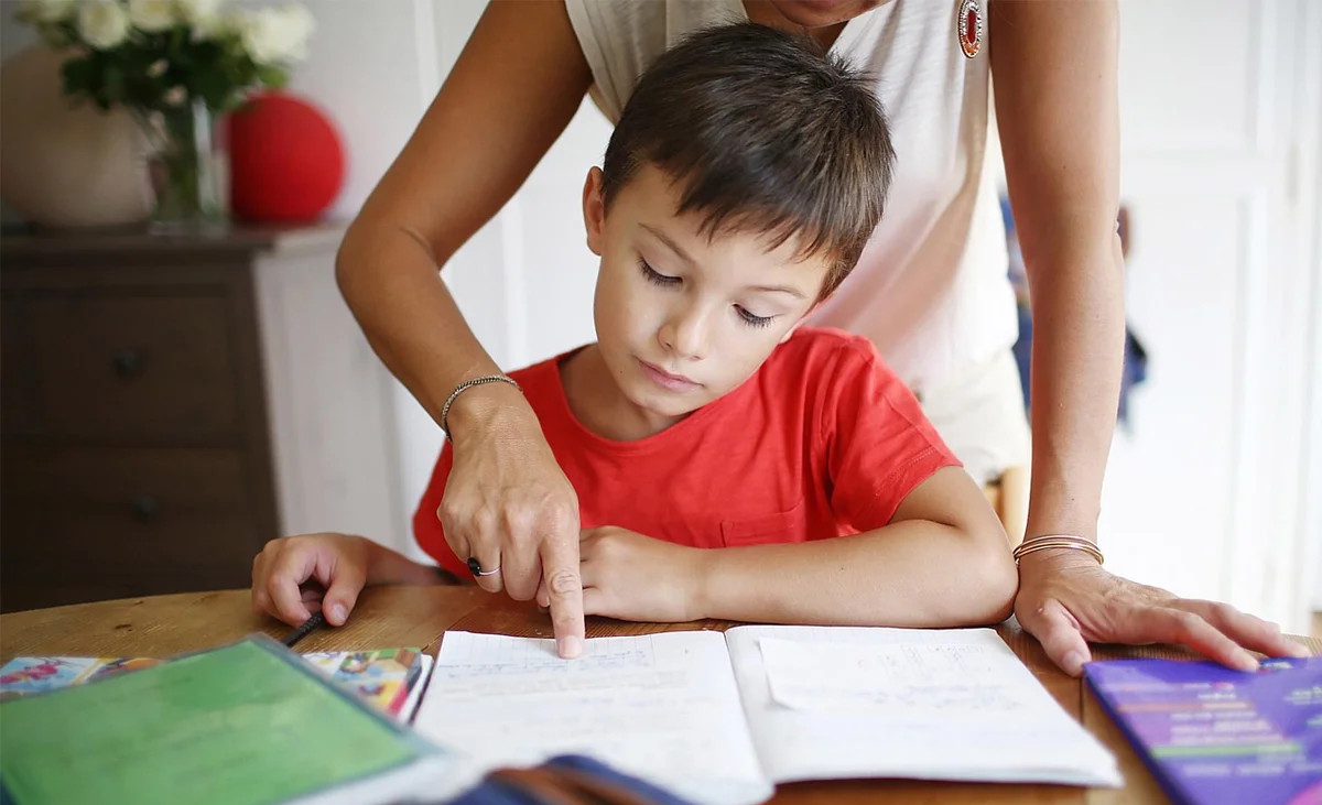 Больше половины родителей помогают детям с выполнением домашнего задания