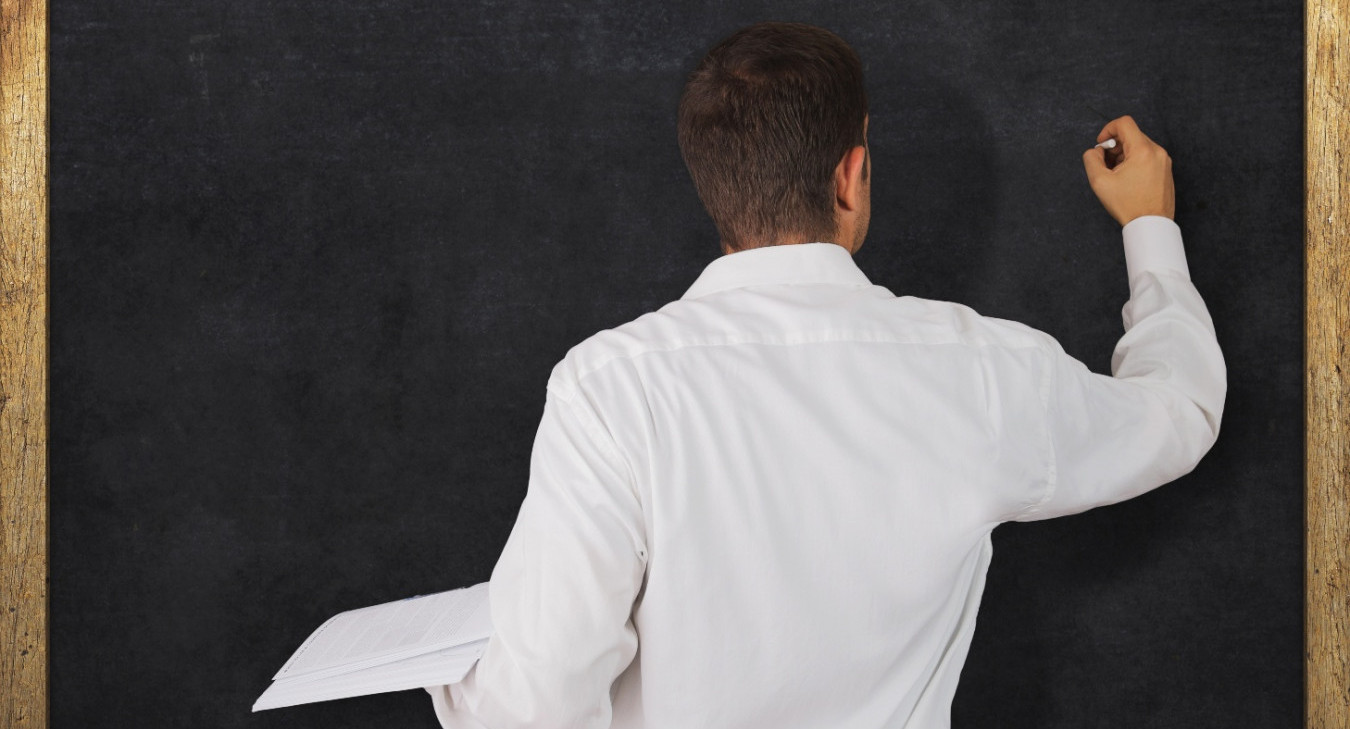 Разбиравшего на уроке матерные слова учителя из Уссурийска не будут наказывать