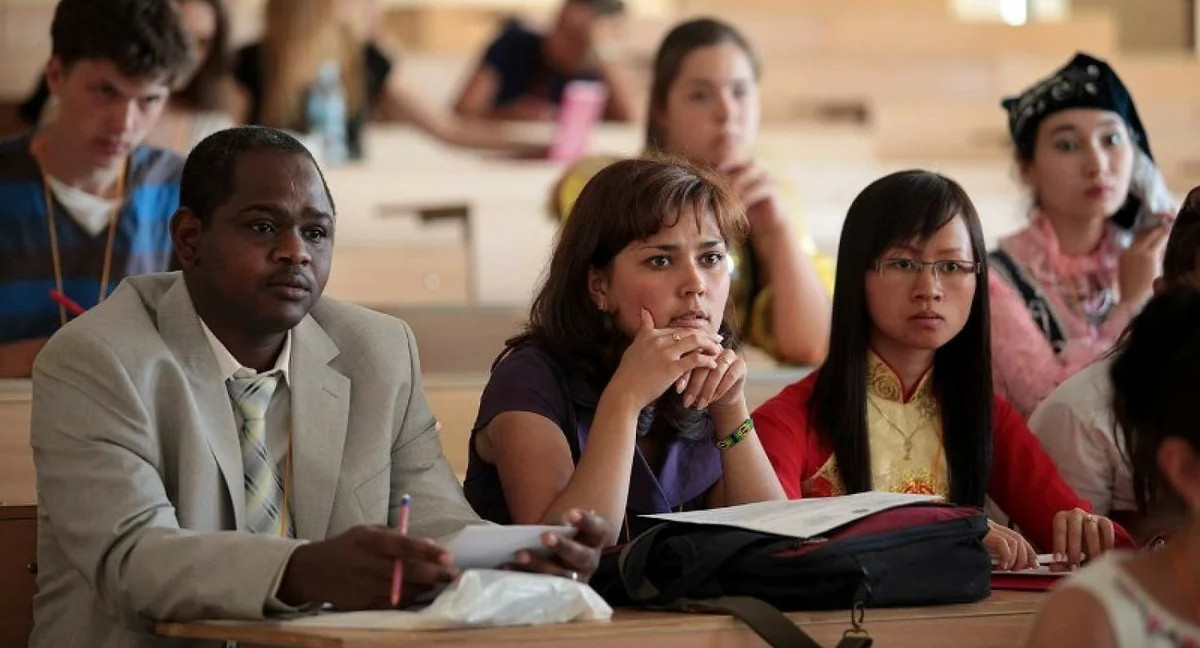 В Госдуме предлагают оплачивать дорогу поступающим в российские вузы талантливым иностранцам