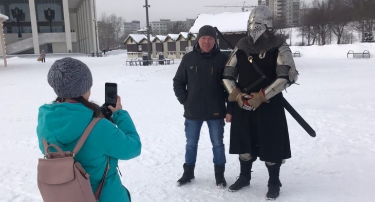 Пермский учитель надевает рыцарские доспехи и гуляет в них по центру города