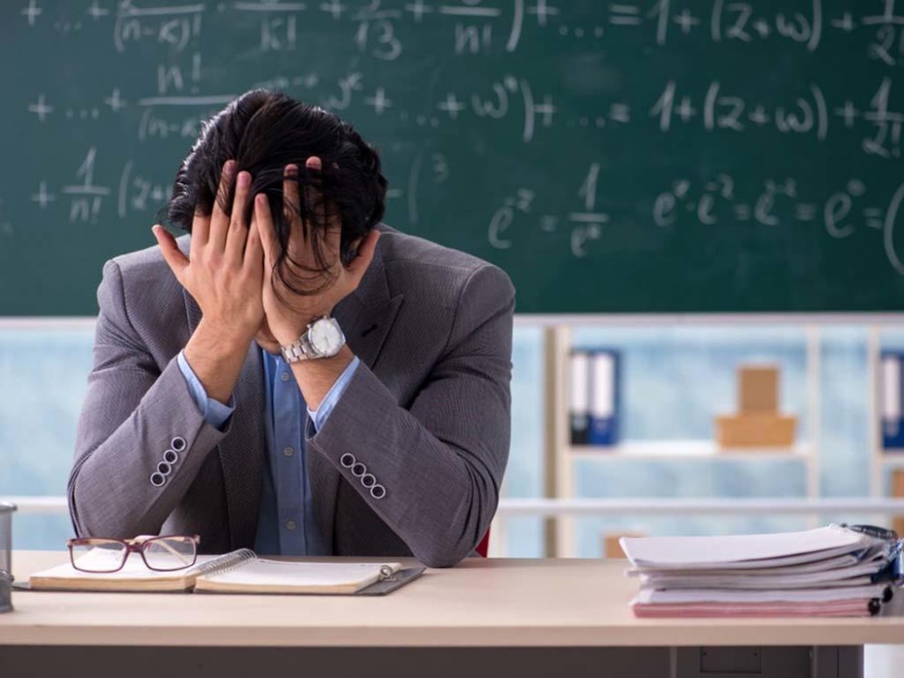 Депутат Вострецов предложил защитить учителей от оскорблений