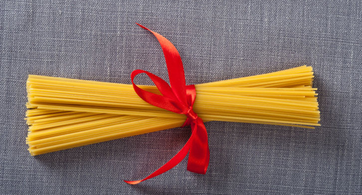 Омские власти подарили школьникам просроченный лимонад и макароны