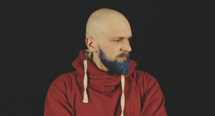 Учитель математики проспорил детям и покрасил бороду в синий цвет