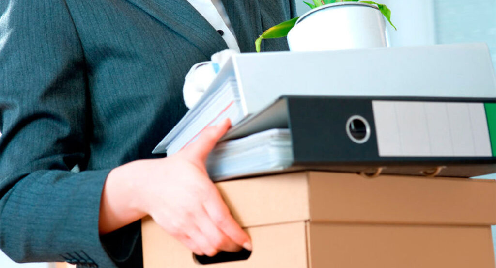 Учительницу школы, где дети получили ожоги глаз, уволят