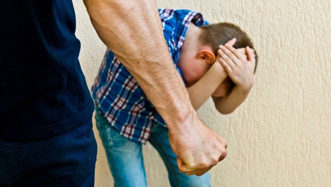 В Москве мужчина избил ребенка за игры в чужом дворе