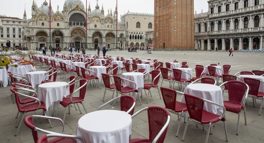 В Италии закрывают все магазины кроме продуктовых и аптек