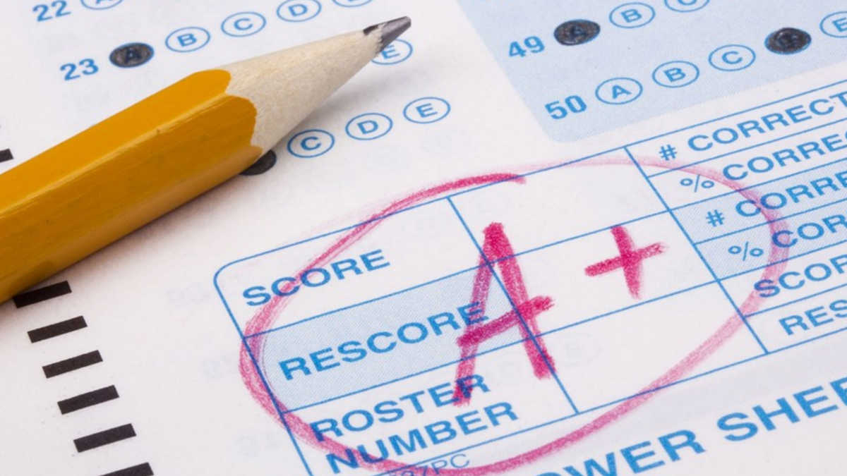 Великобритания: Экзамены отменены из-за коронавируса, дети получат оценки, которые поставят их учителя