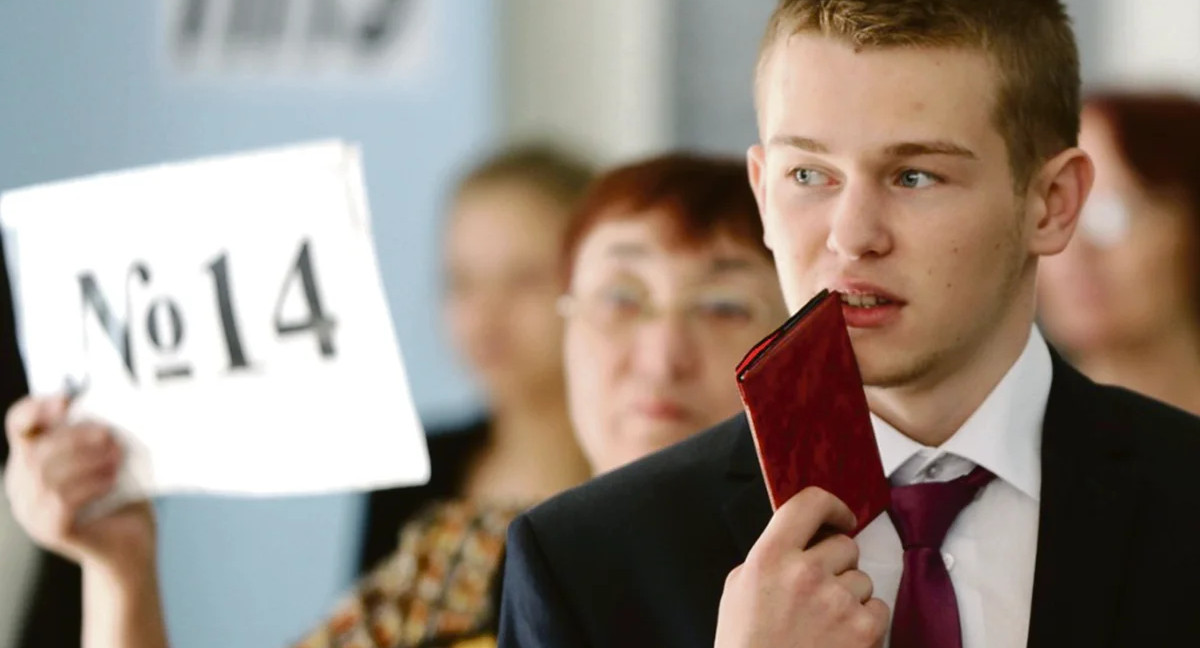 Хозяин собаку свою жалел и по частям ей хвост отрезал