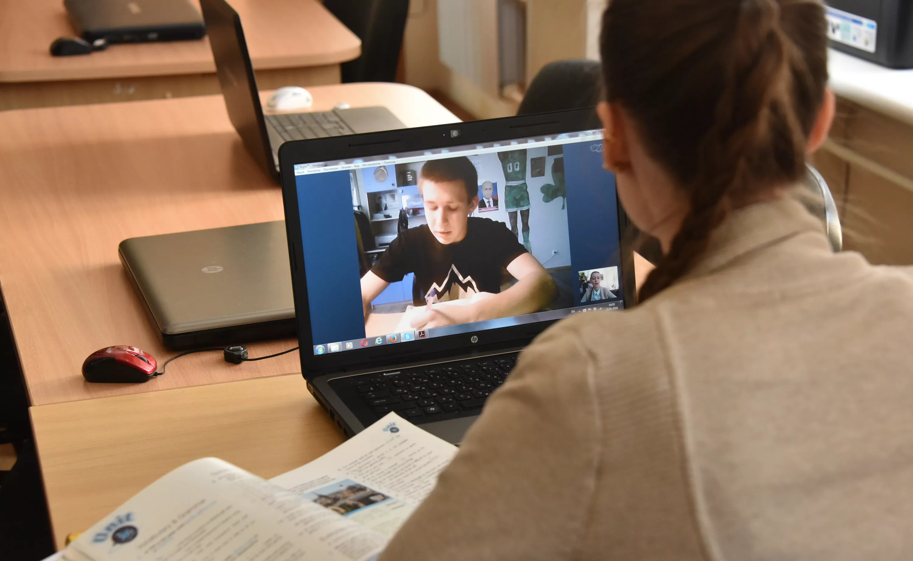 «Дети задерганные, говорят, что в школе легче»: как начался всеобщий «дистант»