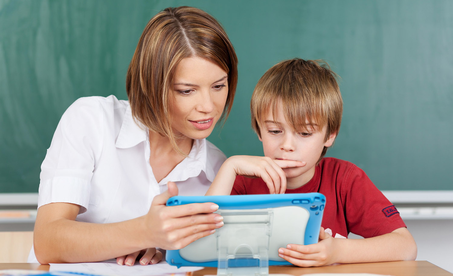 Не справляются: большинство родителей вынуждены помогать школьникам с онлайн-уроками