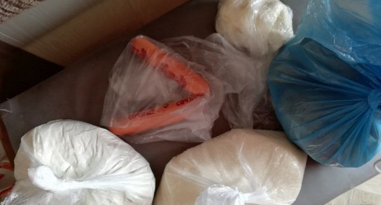 Уволили директора комбината питания, выпустившего школьные пайки из двух сосисок, картошки и муки с жуками