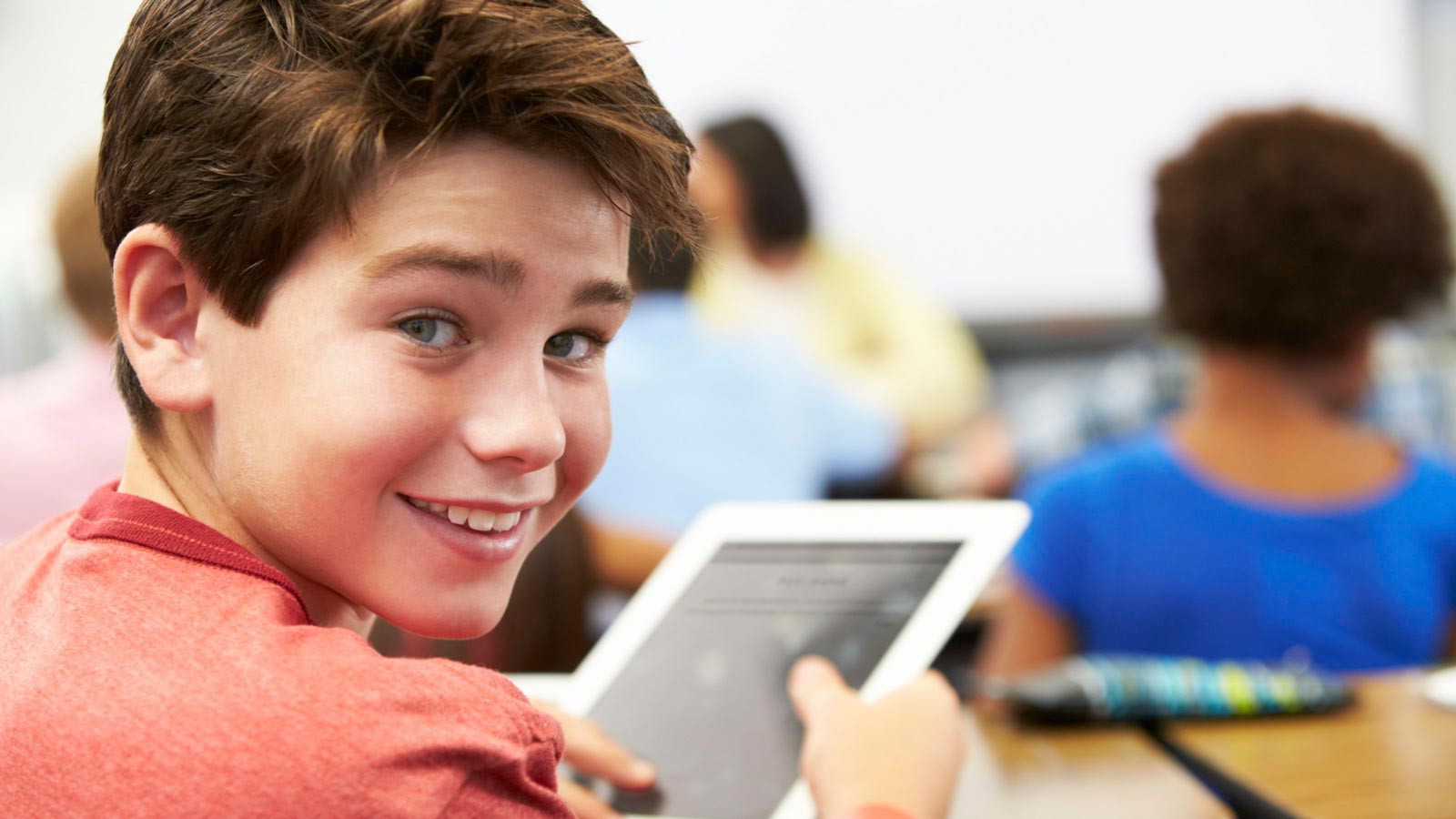 Жители и фирмы Петербурга передали школьникам планшеты для учебы