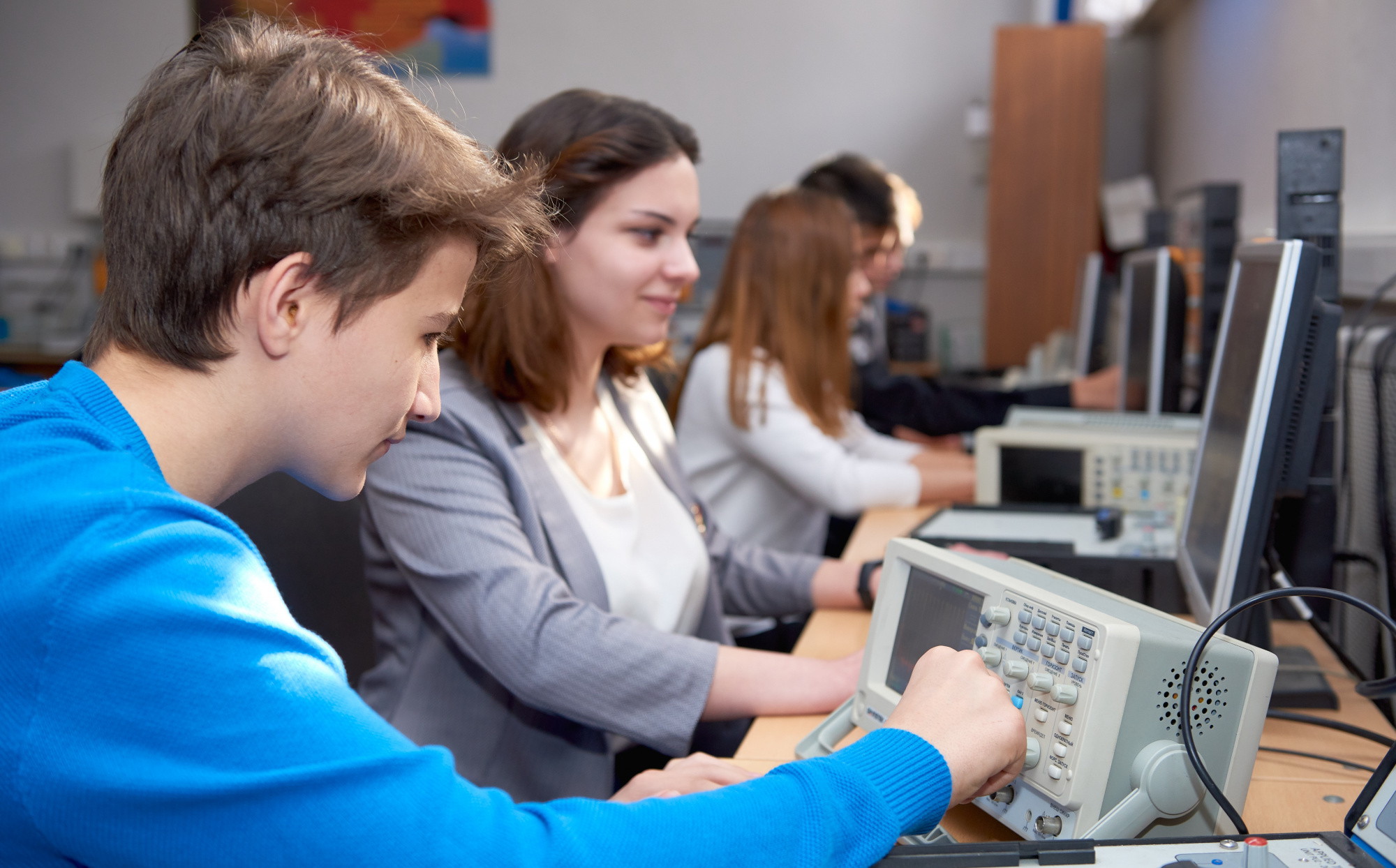 Владимир Путин поручил дать детям-сиротам право на повторное профессиональное обучение