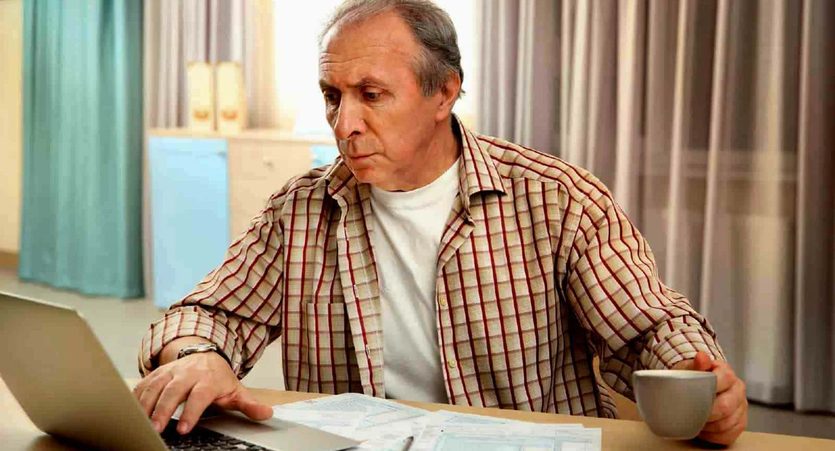 Работающие россияне старше 65 лет получат больничные до 30 апреля