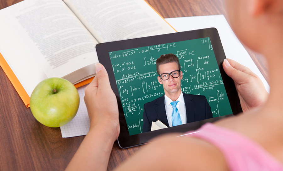 Минпросвещения: онлайн-обучение не станет заменой школы