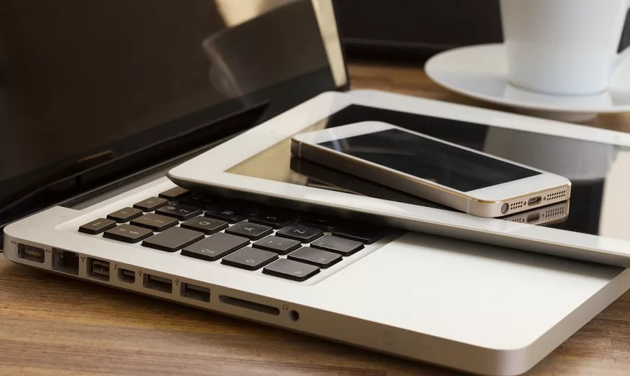 Министерство просвещения продолжает работу по обеспечению техникой школьников и педагогов для дистанционного обучения