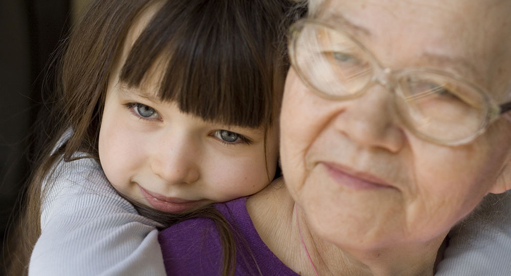  Власти Швейцарии разрешили детям короткие встречи и объятия с бабушками и дедушками