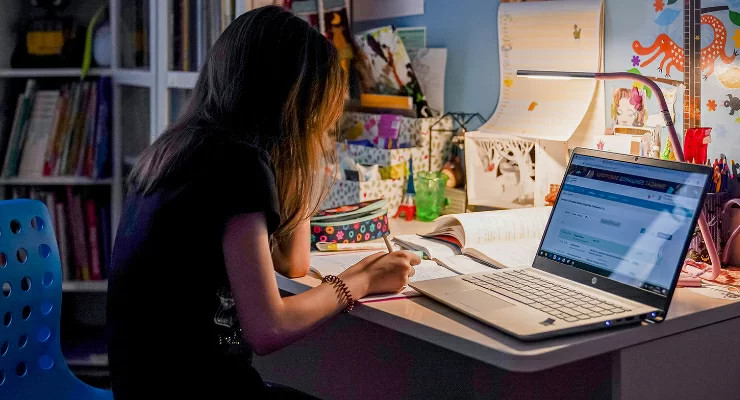 Для школьников запустили подкаст #НеОдинДома