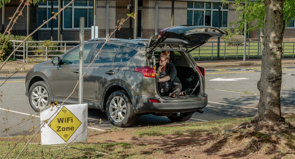 Как американские школьники ищут интернет на парковках школ и в библиотеках