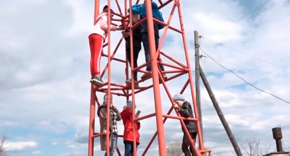 В Пермском крае поставили на учет школьников, забиравшихся на вышку сотовой связи, чтобы отправить домашние задания