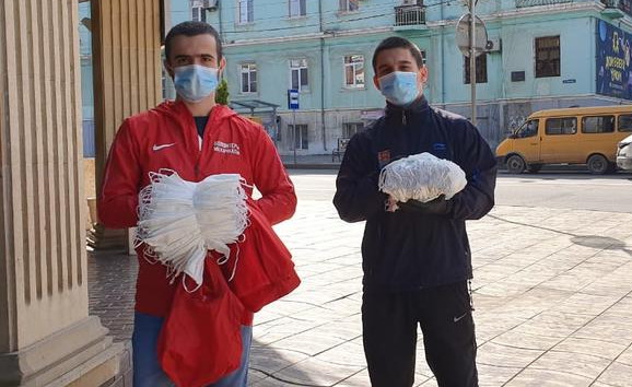 Учителя  Махачкалы шьют марлевые маски для горожан