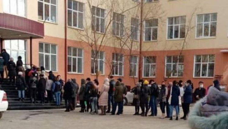 В Якутске к ответственности привлекли директора школы, допустившего скопление людей при выдаче сухих пайков