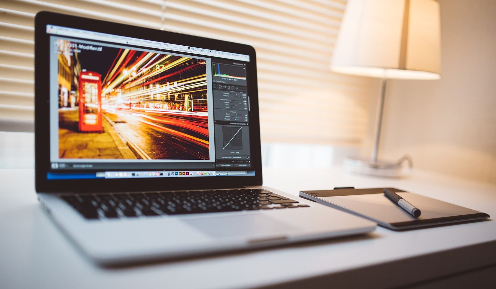 Более 230 тысяч школьников и педагогов получили компьютерную технику для дистанционного обучения