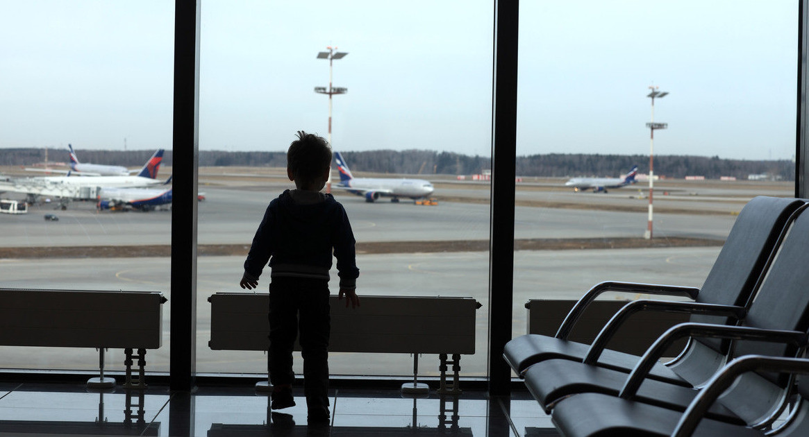 Бросивший детей в Шереметьево мужчина останется под стражей до середины июня