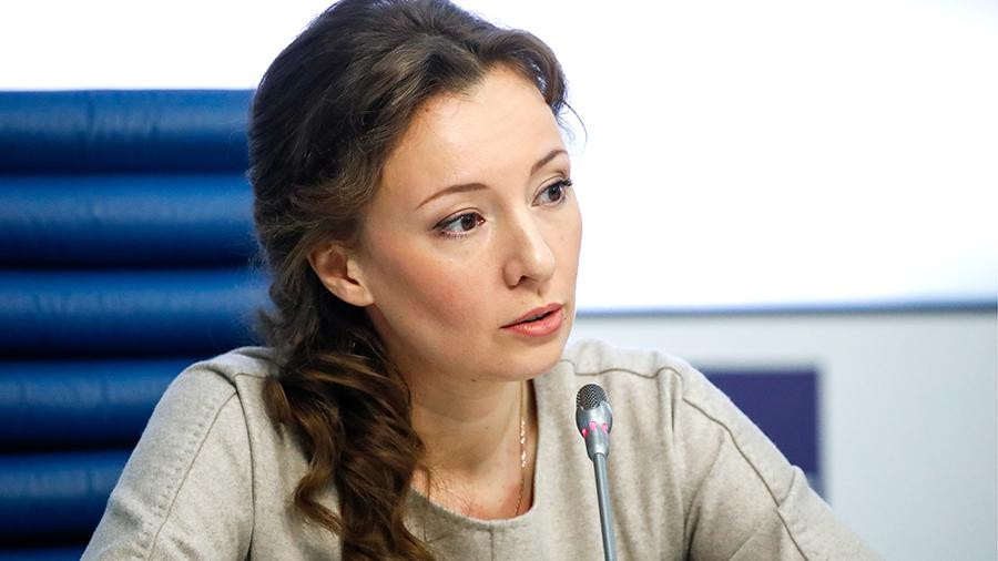 Анна Кузнецова выслушает пожелания школьников о проведении выпускных вечеров