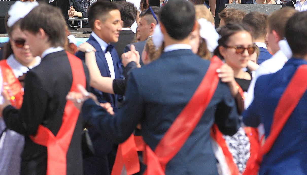 Глава Башкирии пообещал уволить директоров школы, в которых выпускники устроят гулянья