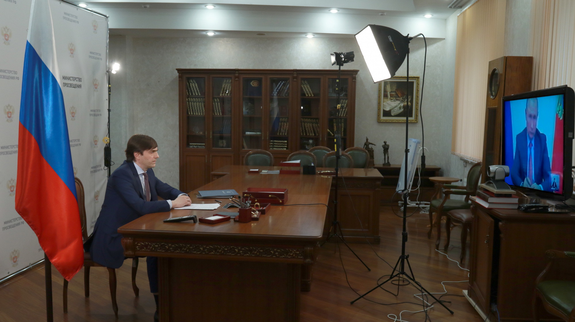 Минпросвещения запускает программы переобучения для потерявших работу россиян