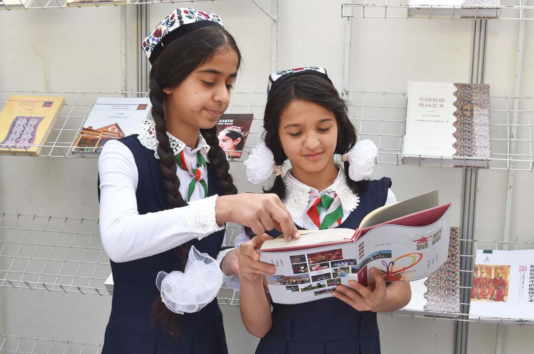 Таджикским выпускникам школ выдадут аттестаты без экзаменов