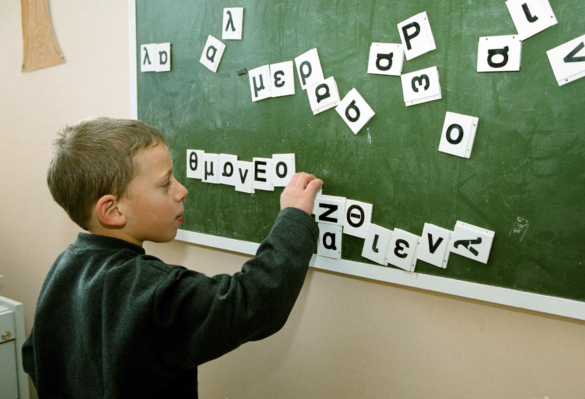 ​Премьер-министр Греции: Школьникам безопаснее в школе, чем на улице