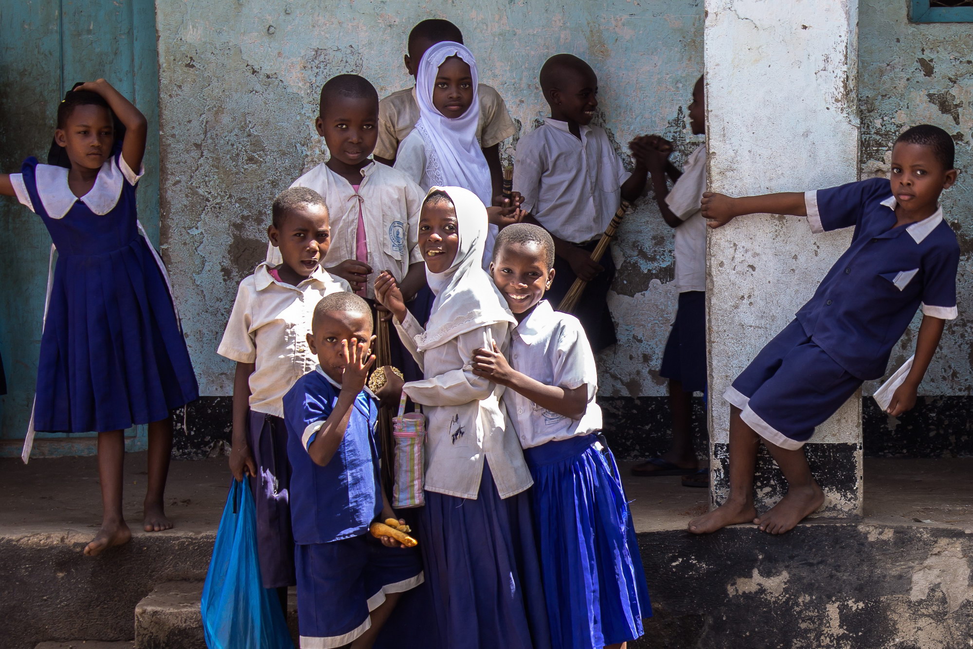 Школьникам и студентам в Танзании запретили приносить на занятия спирт