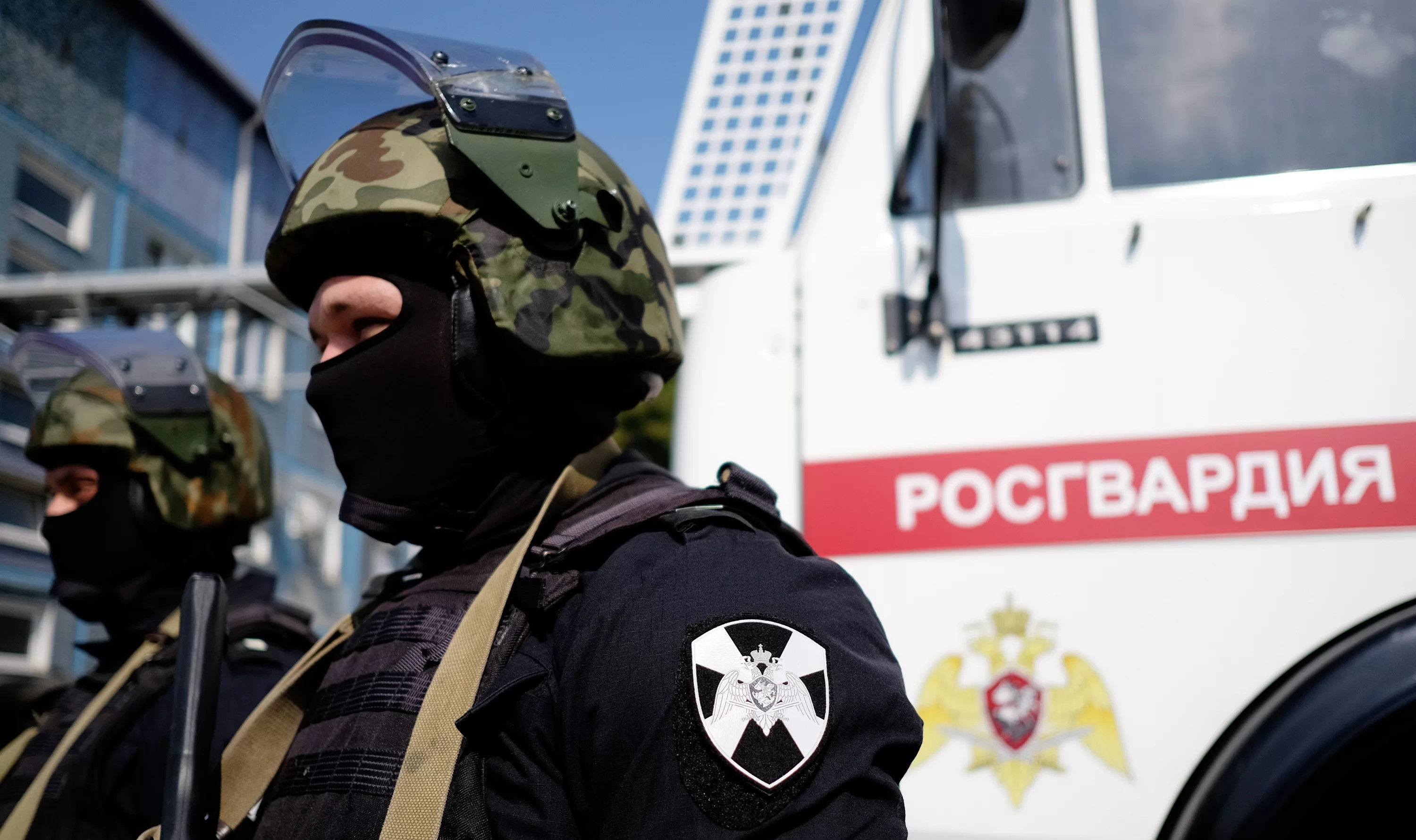 Росгвардия сделала предупреждение директору казанской школы, который вызвал наряд, чтобы прогнать учеников