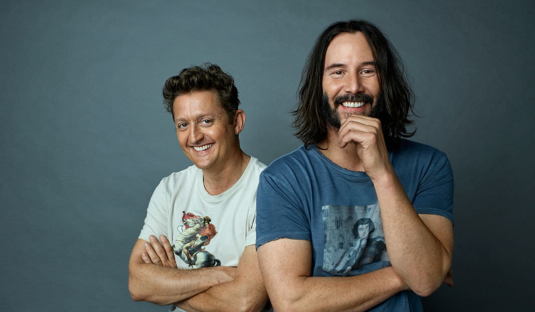 Киану Ривз и Алекс Уинтер устроили сюрприз выпускникам