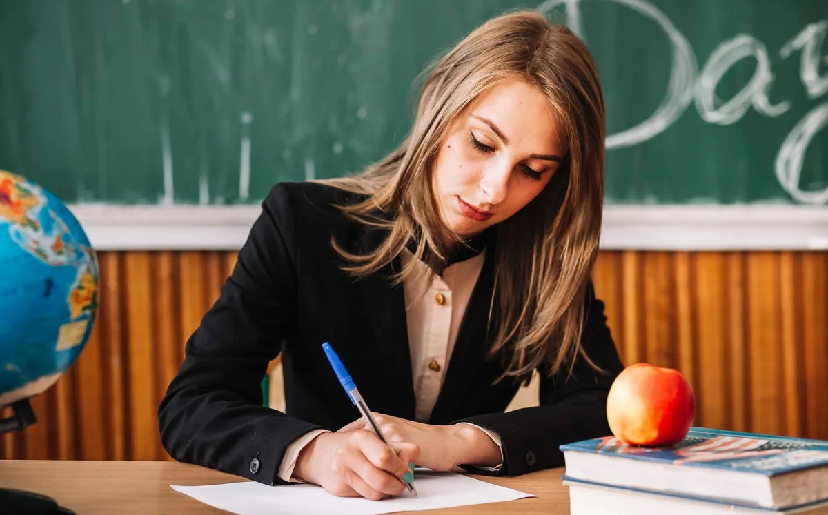 Более половины российских учителей будут работать летом