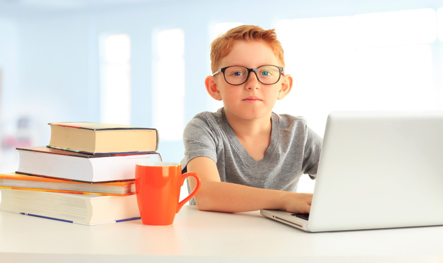 Школьникам будут передавать технику для «дистанционки» все лето