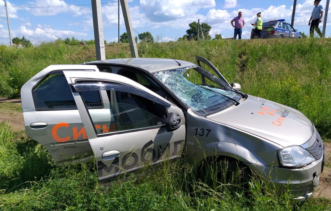 Пьяный таксист сбил на тротуаре шедших за аттестатами российских школьников