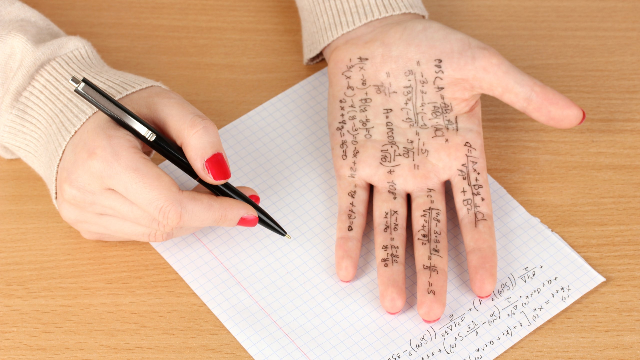 Учителей поймали со шпаргалками на квалификационных тестах в Казахстане