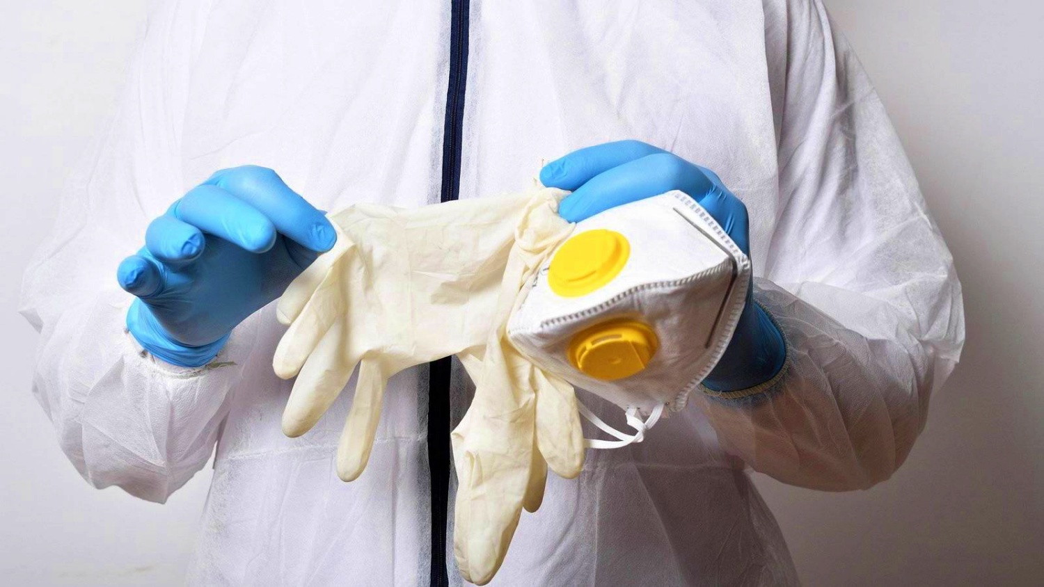 Рособрнадзор: маски и перчатки должны выдавать в пунктах проведения ЕГЭ бесплатно