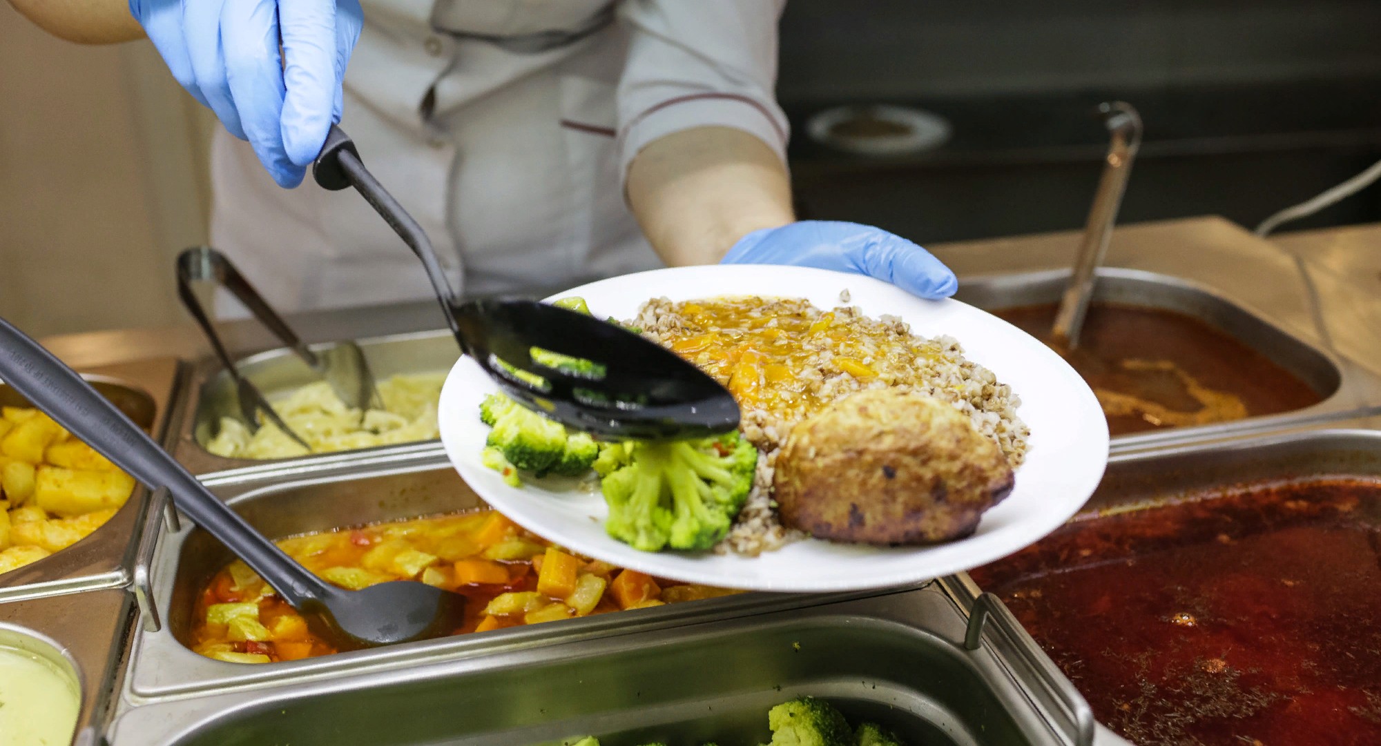 На организацию горячего питания школьников выделят около 65 млрд рублей