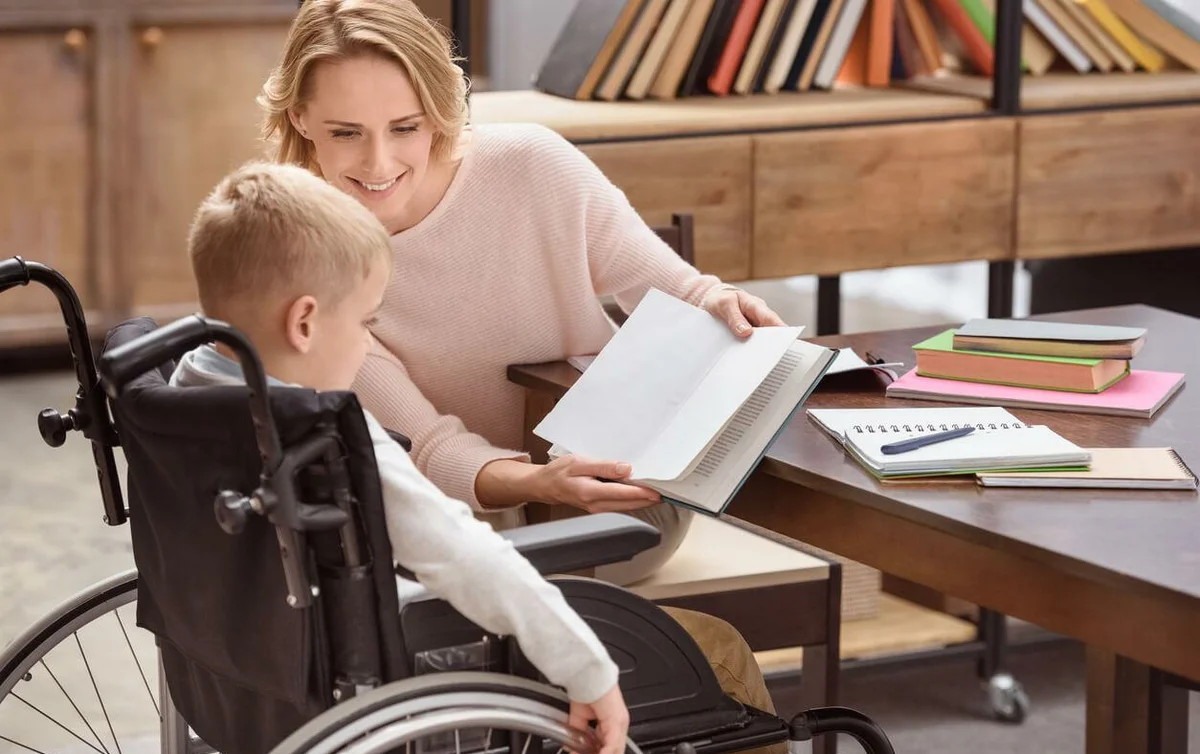 В ОП предложили не лишать пособия работающих родителей детей-инвалидов