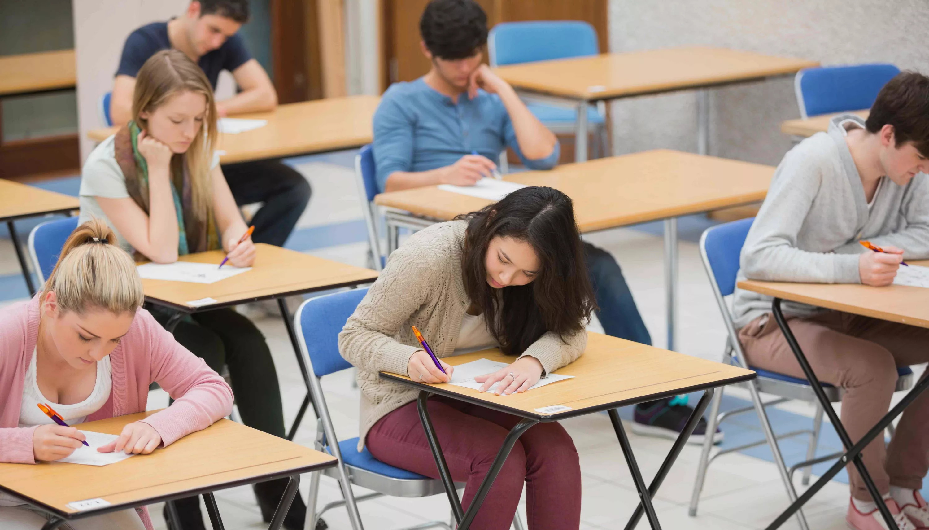 Школьники Италии будут сидеть за партами по одному