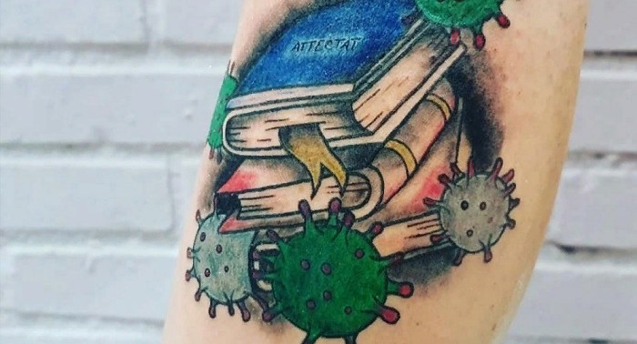 Выпускник набил татуировку из-за дистанционного обучения 