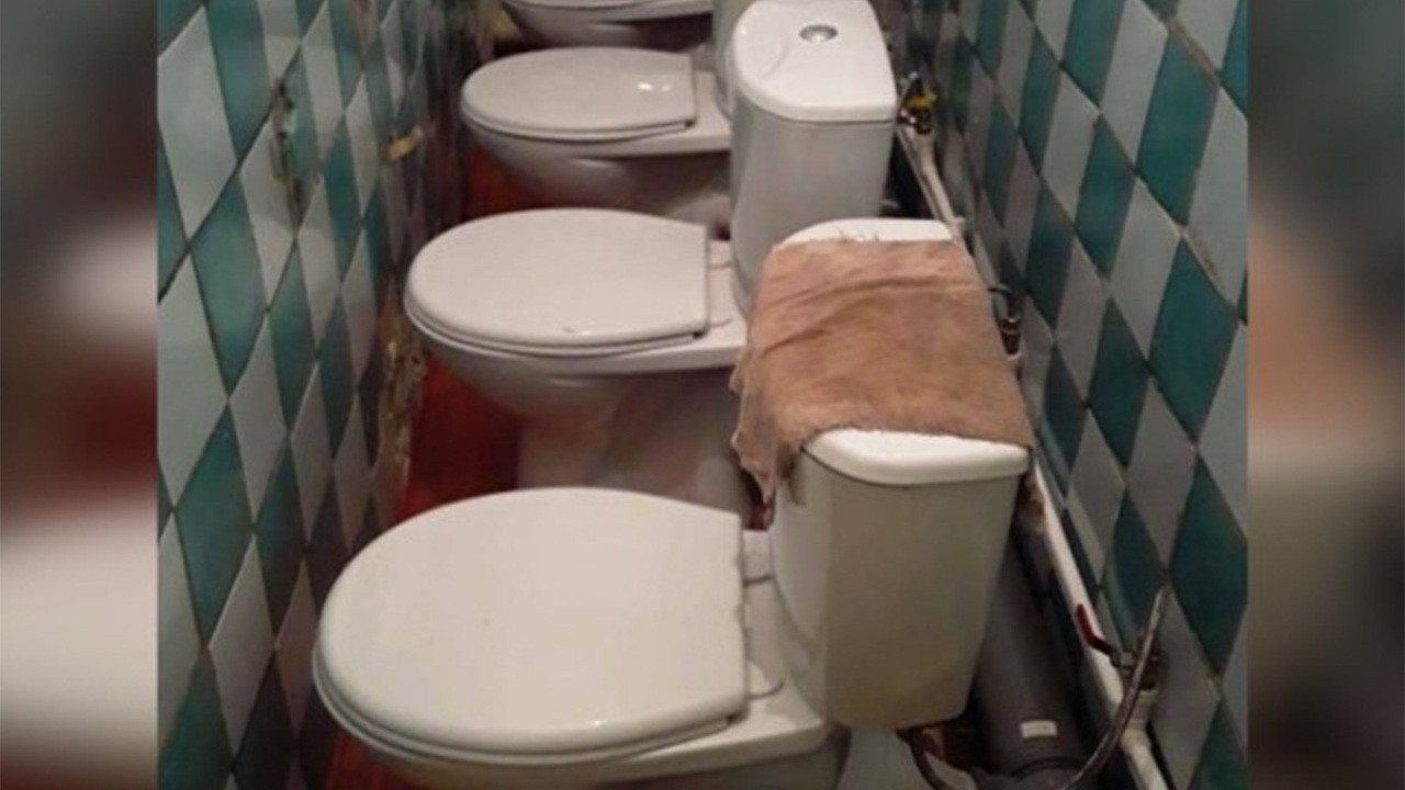 В российской школе установили унитазы без перегородок и места для ног