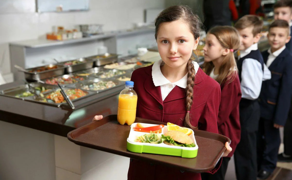 «Если это качественная колбаса, качественная сосиска, почему ей не быть в школьном обеде? И в пицце нет трагедии»